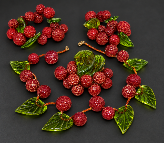 vintage bakelite carved raspberry necklace, brooch & bracelets